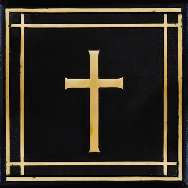 Cruz de oro, símbolo de la fe cristiana en el fondo negro — Foto de Stock