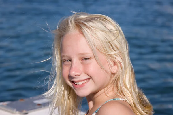 ボートに乗って笑顔のブロンドの女の子 — ストック写真