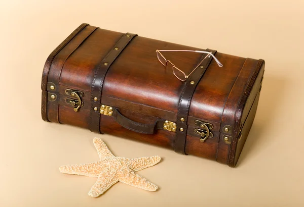 Old Retro Suitcase, Eyeglasses, starfish — Stock Photo, Image
