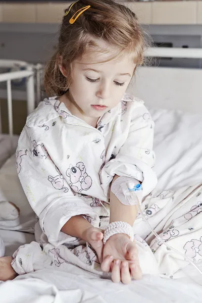 Chora dziewczyna w szpitalu — Zdjęcie stockowe