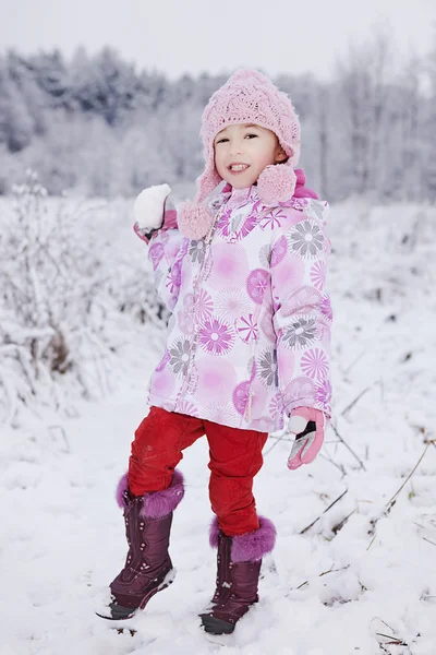 Menina com bola de neve — Fotografia de Stock