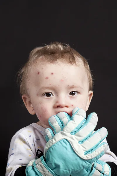 Barn med vannkopper – stockfoto