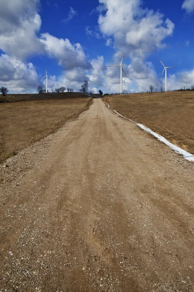 Путь к ветряной электростанции — стоковое фото