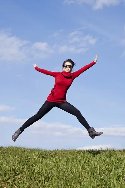 应积极保持身体健康-跳跃的女人 — 图库照片