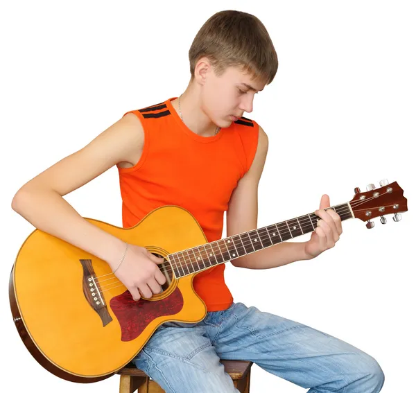 Подросток учится играть на гитаре — стоковое фото