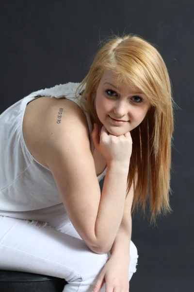 Vacker ung blondin — Stockfoto