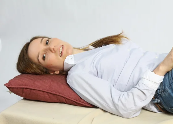 Morena atraente deitada de costas — Fotografia de Stock