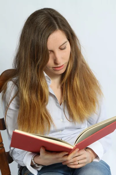 Atraktivní brunetka čtení — Stock fotografie