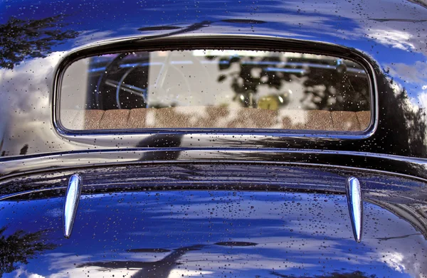 Вид сзади на классический автомобиль — стоковое фото