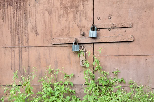 Puertas de garaje abandonadas — Foto de Stock