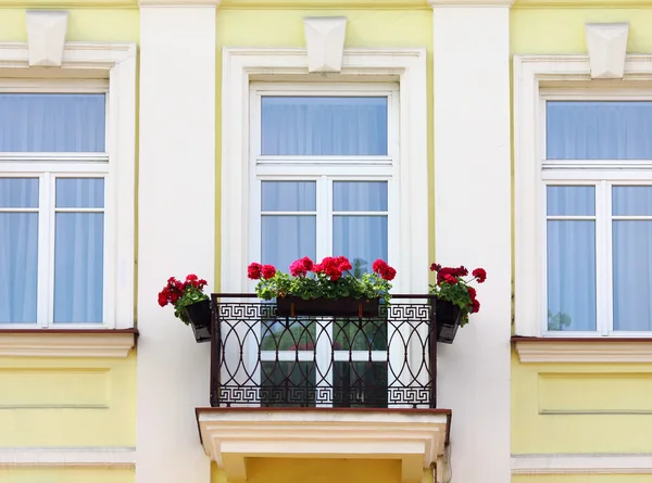 阳台与鲜花 — 图库照片