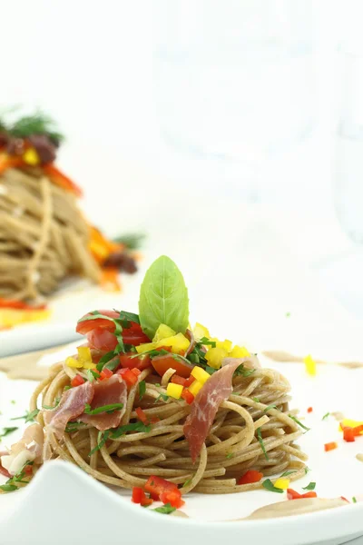 Espaguete com pimentão e presunto — Fotografia de Stock