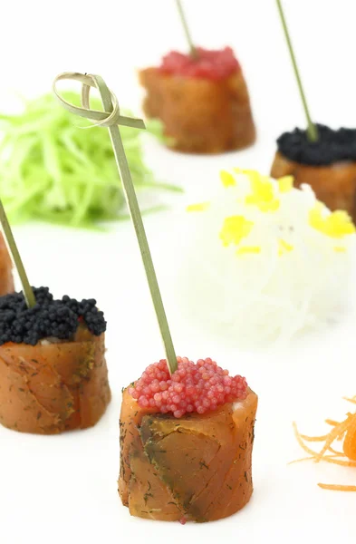 Comida de dedo com salmão e caviar — Fotografia de Stock