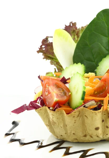 Salada de legumes na tigela de waffle — Fotografia de Stock