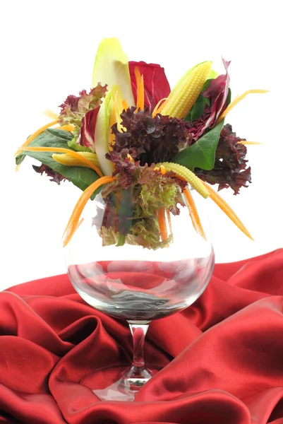 Ensalada de verduras con estilo en vidrio — Foto de Stock