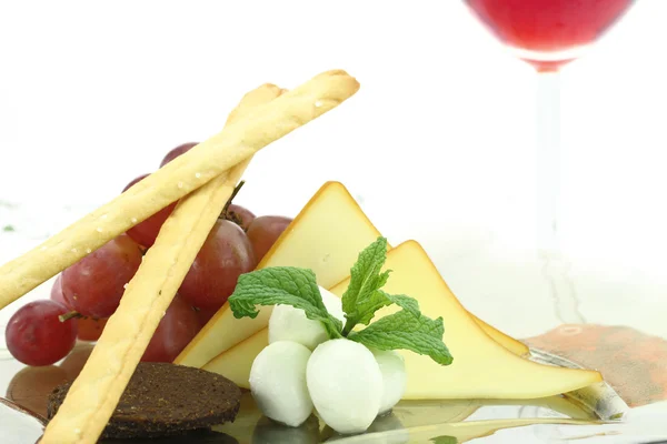 Aperitivo com queijo, grissini e uvas — Fotografia de Stock