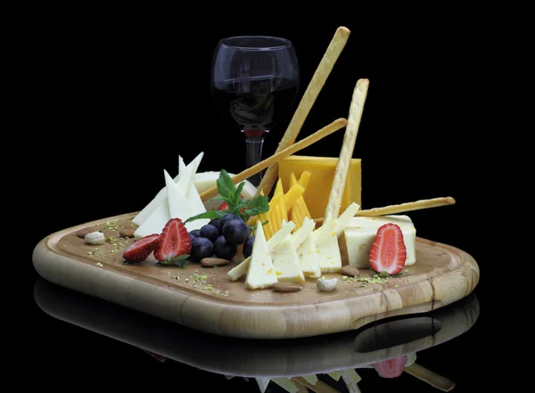 Vegyes sajttál gyümölcsök és diófélék — Stock Fotó