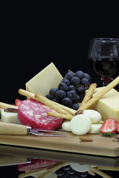 Prato de queijo com frutas e nozes — Fotografia de Stock