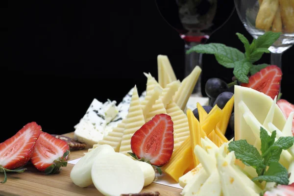Various types of cheese on a cheese platter — Stock Photo, Image