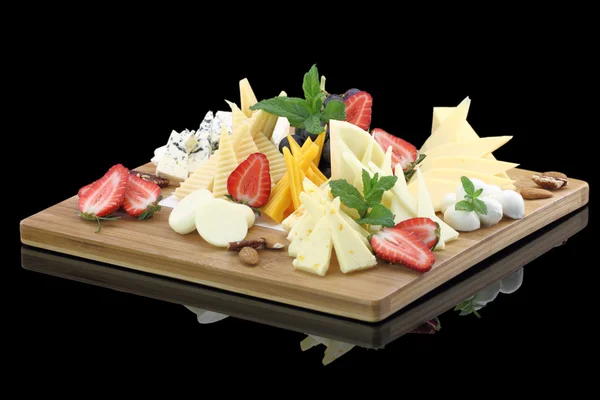 Różne rodzaje sera na talerz serów — Zdjęcie stockowe