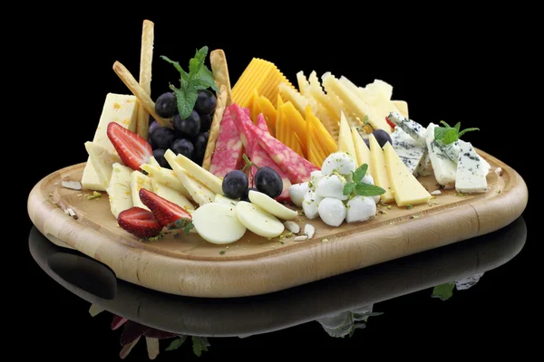 Vari tipi di formaggio su un piatto di formaggio — Foto Stock