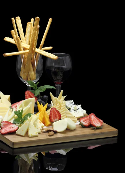 Verschillende soorten kaas op een kaasschotel — Stockfoto