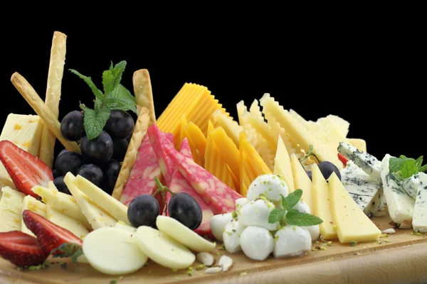 Vários tipos de queijo em uma bandeja de queijo — Fotografia de Stock