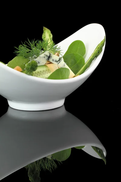 Salada verde com legumes e queijo — Fotografia de Stock