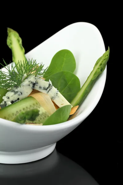 Ensalada verde con verduras y queso —  Fotos de Stock