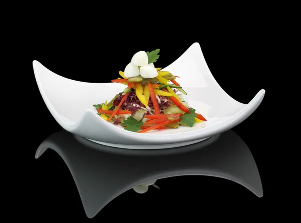 Салат из овощей с моцареллой — стоковое фото