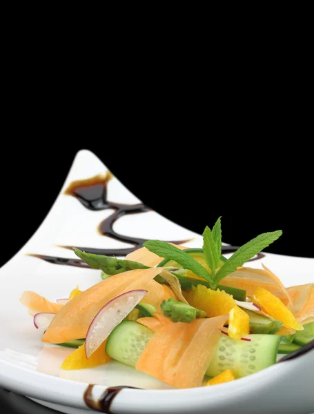 Ensalada fresca con zanahoria y pepino — Foto de Stock