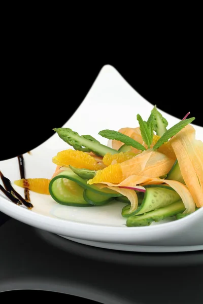 Čerstvý salát s mrkví a okurka — Stock fotografie