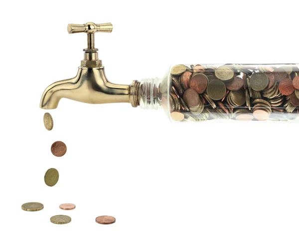 Monete cadono dal rubinetto d'oro — Foto Stock
