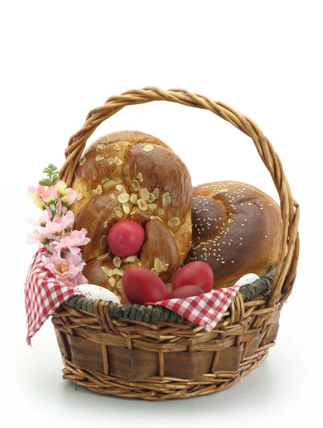 Великодній хліб у кошику — стокове фото