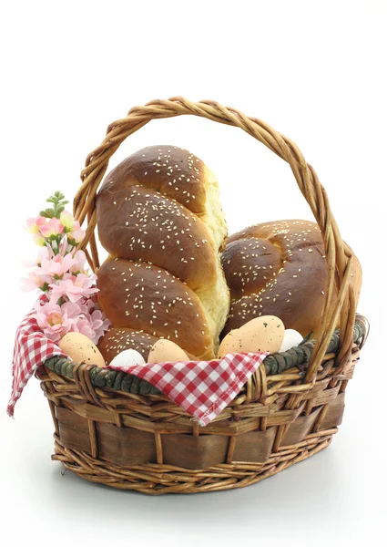 Сладкий хлеб в корзине — стоковое фото