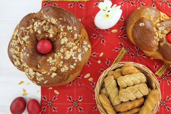 Velikonoční chléb na stůl — Stock fotografie