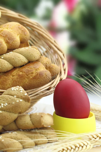 Βουτύρου μπισκότα κουλουρακιών και Πασχαλινό αυγό στο τραπέζι — Φωτογραφία Αρχείου