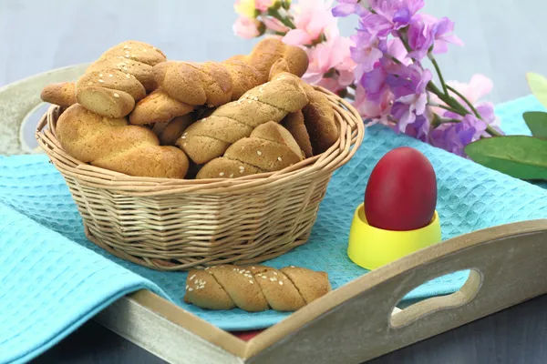 Βουτύρου μπισκότα κουλουρακιών και Πασχαλινό αυγό στο τραπέζι — Φωτογραφία Αρχείου