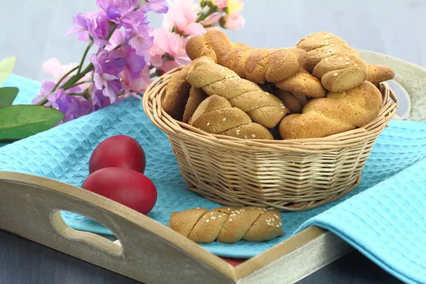 버터 쿠키의 일종 비스킷 및 테이블에 부활절 달걀 — 스톡 사진