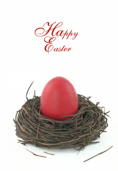 Paskalya kartı yuvaya kırmızı bir yumurta ile — Stok fotoğraf