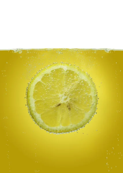 在水中的柠檬片 — 图库照片