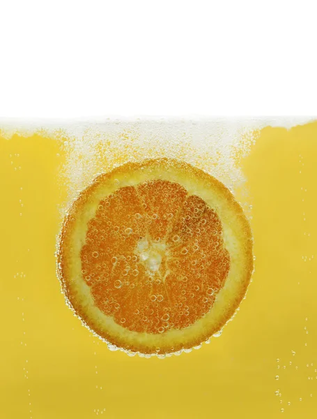 Orangenscheibe in Wasser — Stockfoto