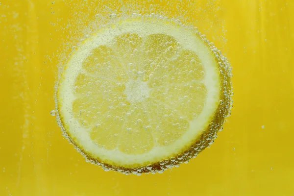 Zitronenscheibe in Wasser — Stockfoto