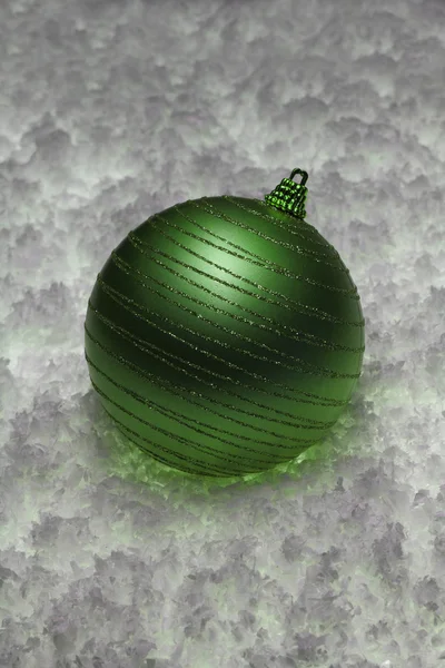Χριστουγεννιάτικη μπάλα στο χιόνι — Φωτογραφία Αρχείου