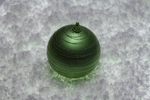 Bola de Navidad en la nieve —  Fotos de Stock
