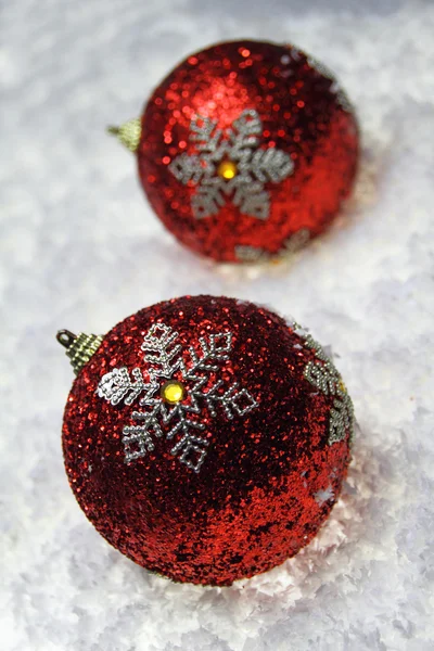 Vánoční míč na sněhu — Stock fotografie