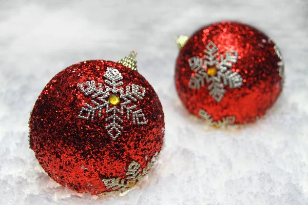 Vánoční míč na sněhu — Stock fotografie
