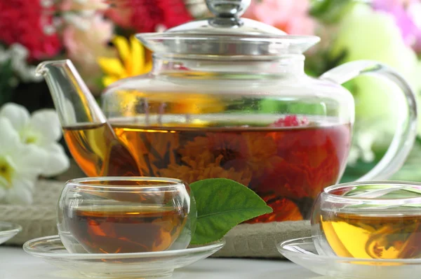 Tea cups and tea pot — Stock Photo, Image