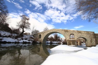 Kışlıklar dere üzerinde taş köprü