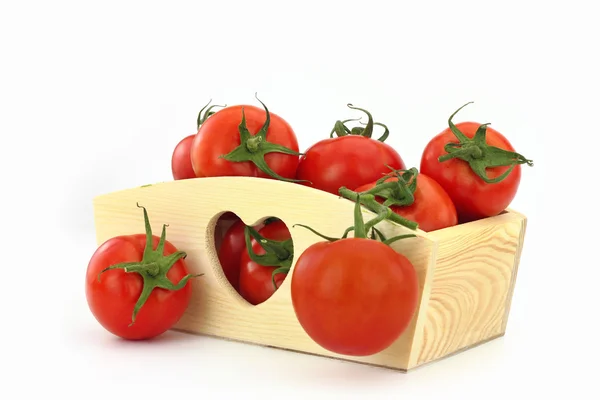 Дерев'яна коробка, повна помідорів — стокове фото